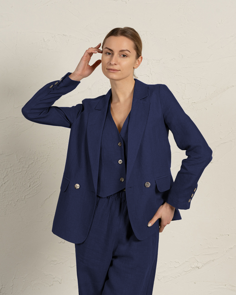 Navy blue linen blazer Quin with notch lapels and flap pockets shown in professional setting by Menique