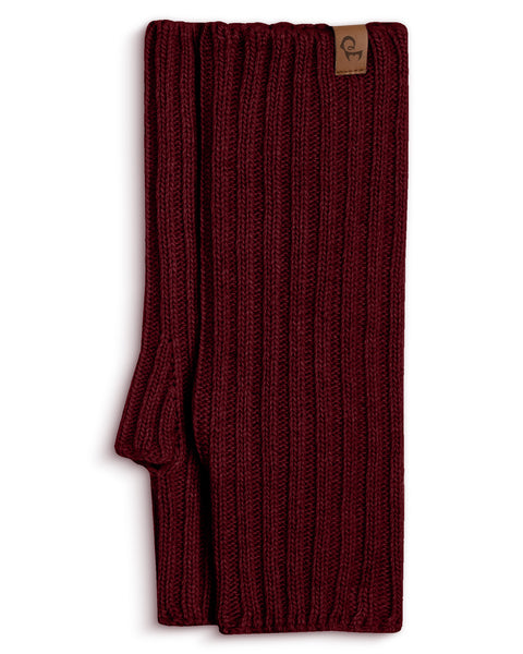 Packshot of menique women&#39;s wrist gloves in the color royal cherry in the white background