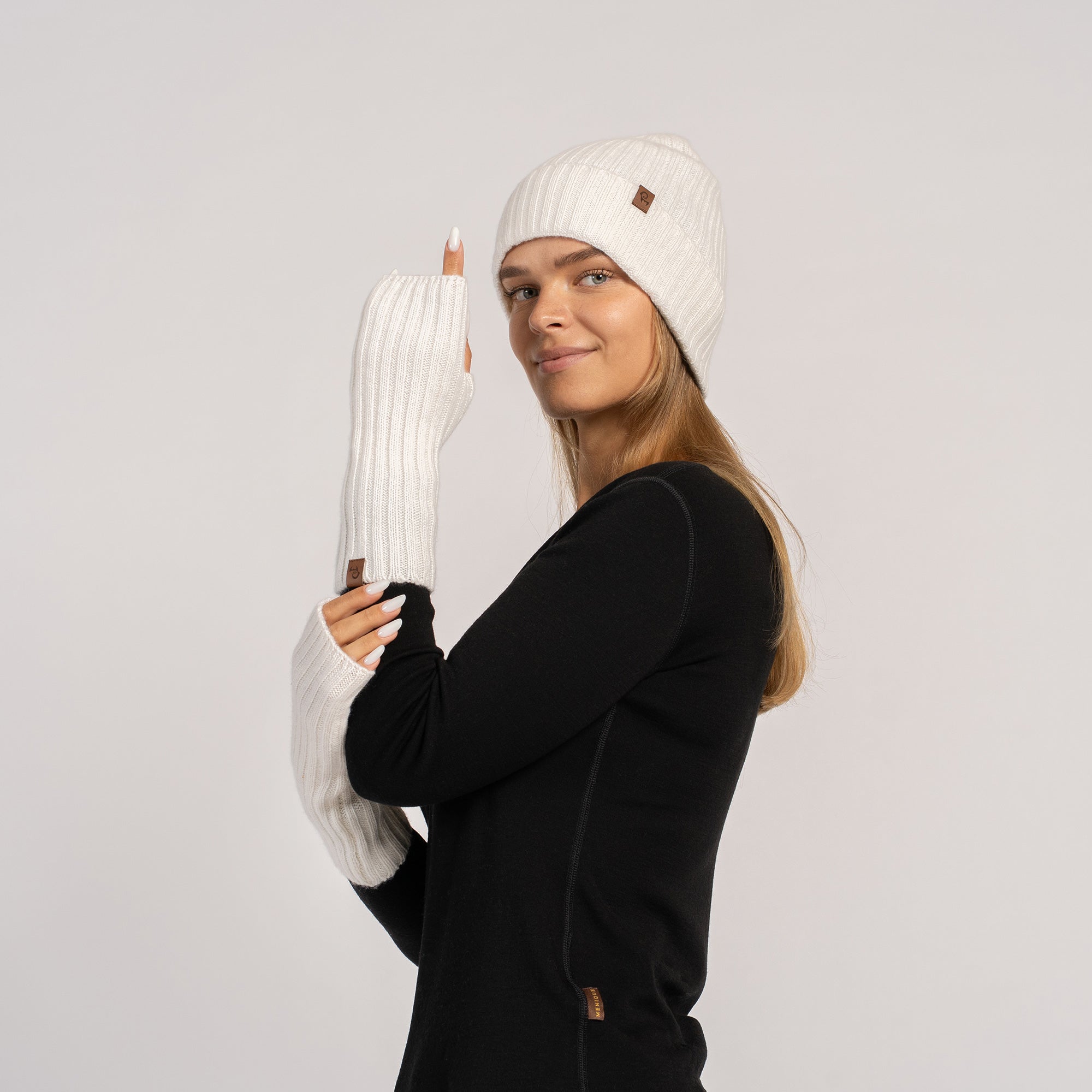 Woman wearing white knitted wrist warmers and beanie – Merino wool and cashmere blend with ribbed design